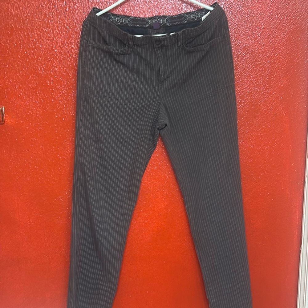 Brand: Gloria Vanderbilt  Size: 12
Material: 98% cotton 2% spandex